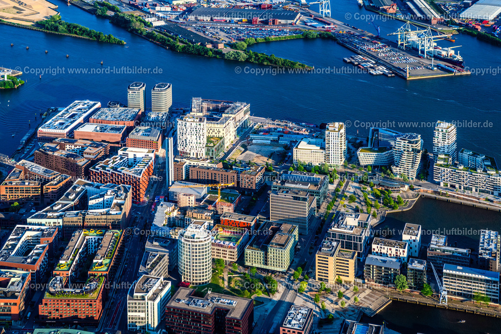 Hamburg_Westfield_Hafencity_ELS_8904160625 | HAMBURG 16.06.2025 Baustelle zum Neubau des Gebäudekomplexes des Einkaufszentrum am Überseequartier am Strandkai, Überseeboulevard, New-Orleans-Straße im Ortsteil Hafencity in Hamburg, Deutschland. Weiterführende Informationen bei: CHRISTIAN DE PORTZAMPARC,  Depenbrock Bau GmbH & Co. KG,  F + Z Baugesellschaft, Zweigniederlassung der Hecker Bau GmbH & Co. KG,  Unibail-Rodamco Germany GmbH,  Unibail-Rodamco ÜSQ Süd Quartiersmanagement GmbH. // Construction site for the new building complex of the shopping center at the Ueberseequartier on Strandkai, Ueberseeboulevard, New-Orleans-Strasse in the Hafencity district of Hamburg, Germany. Further information at: CHRISTIAN DE PORTZAMPARC,  Depenbrock Bau GmbH & Co. KG,  F + Z Baugesellschaft, Zweigniederlassung der Hecker Bau GmbH & Co. KG,  Unibail-Rodamco Germany GmbH,  Unibail-Rodamco UeSQ Sued Quartiersmanagement GmbH. Foto: Martin Elsen