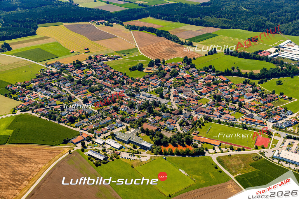 Luftaufnahme  Großhelfendorf  Aying Das Luftbild wurde 2025 vom UL-Flugzeug heraus erstellt ( keine Drohne ) - Hochauflösende Luftaufnahme -Nicht vergleichbar mit Google Maps oder Satelittenbilder- Die Geschenkidee !Mit Lizenz und Bildrechte bestellbar