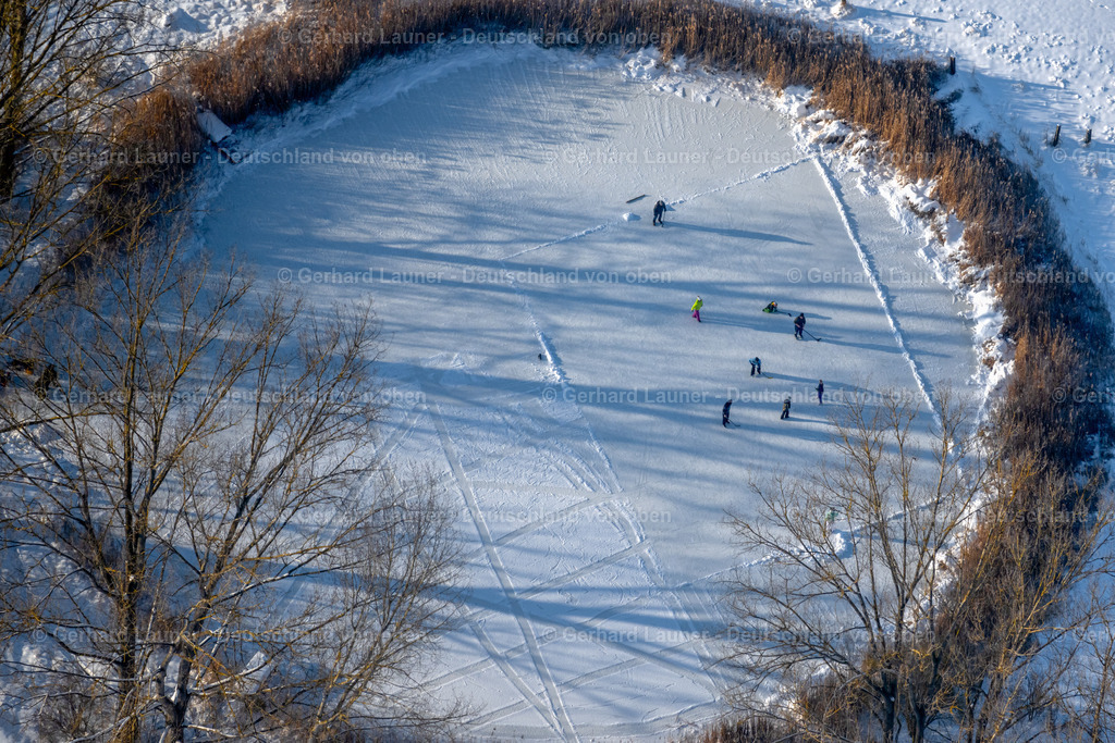 4044967 | SüDHARZ 14.02.2021 Winterlich schneebedeckte Spaziergänger und Passanten laufen auf der Eisschicht der zugefrorenen Uferbereiche der See - Oberfläche "Der kleine See" mit Eishockey - Spielern im Ortsteil Uftrungen in Südharz im Bundesland Sachsen-Anhalt, Deutschland. // Wintry snowy strollers and passers-by walk on the ice sheet of the frozen bank areas of the lake - surface "Der kleine See" with ice hockey players in the district Uftrungen in Suedharz in the state Saxony-Anhalt, Germany. Foto: Gerhard Launer
