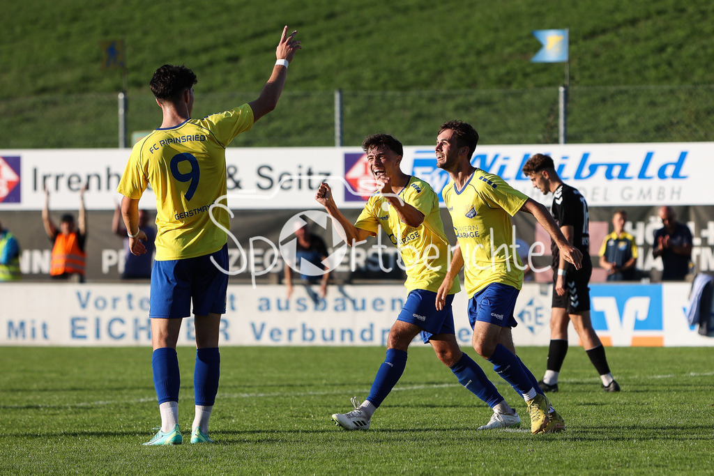 FC Pipinsried - SV Wacker Burghausen | Benedikt WIEGERT (FCP #28) jubelt nach seinem Tor zum 3-1 mit seinen Teamkollegen / Freude / Jubel / Torschuetze