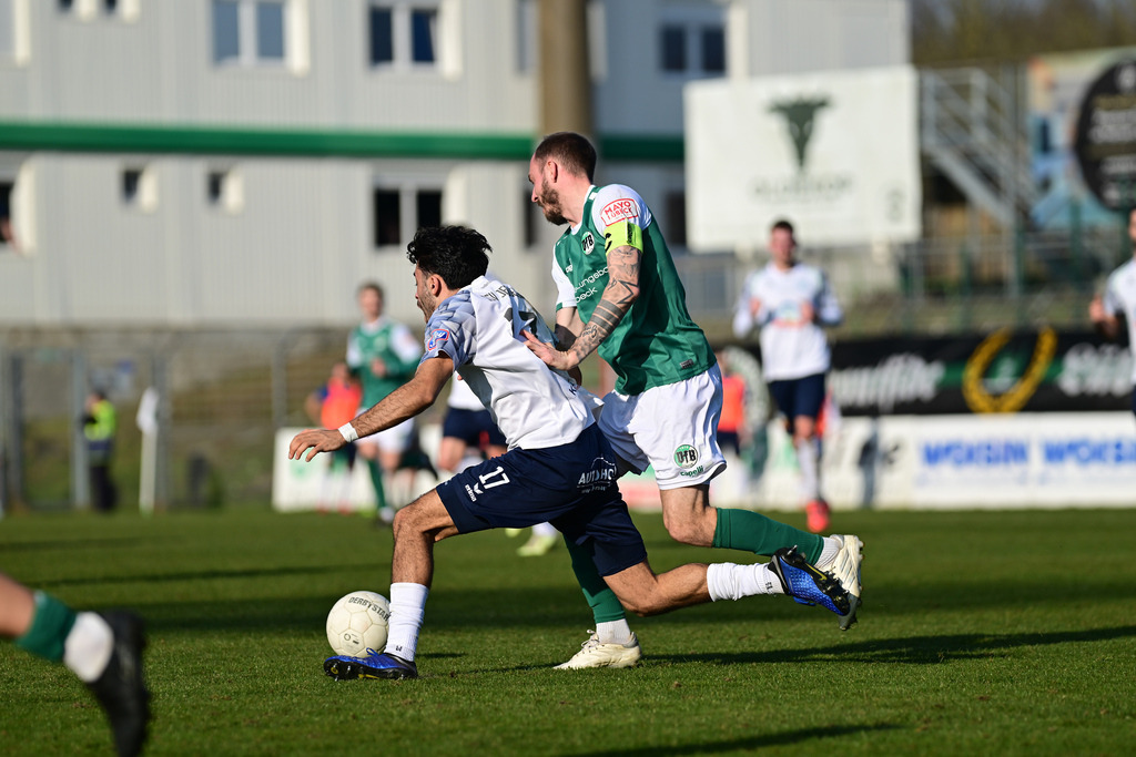 Fußball I Herren I Saison 2024-2025 I Regionalliga Nord I 25. Spieltag I VfB Lübeck - SSV Jeddeloh | Diyar Saka (17, SSV Jeddeloh) Marvin Thiel (13, VfB Lübeck) - Realisiert mit Pictrs.com