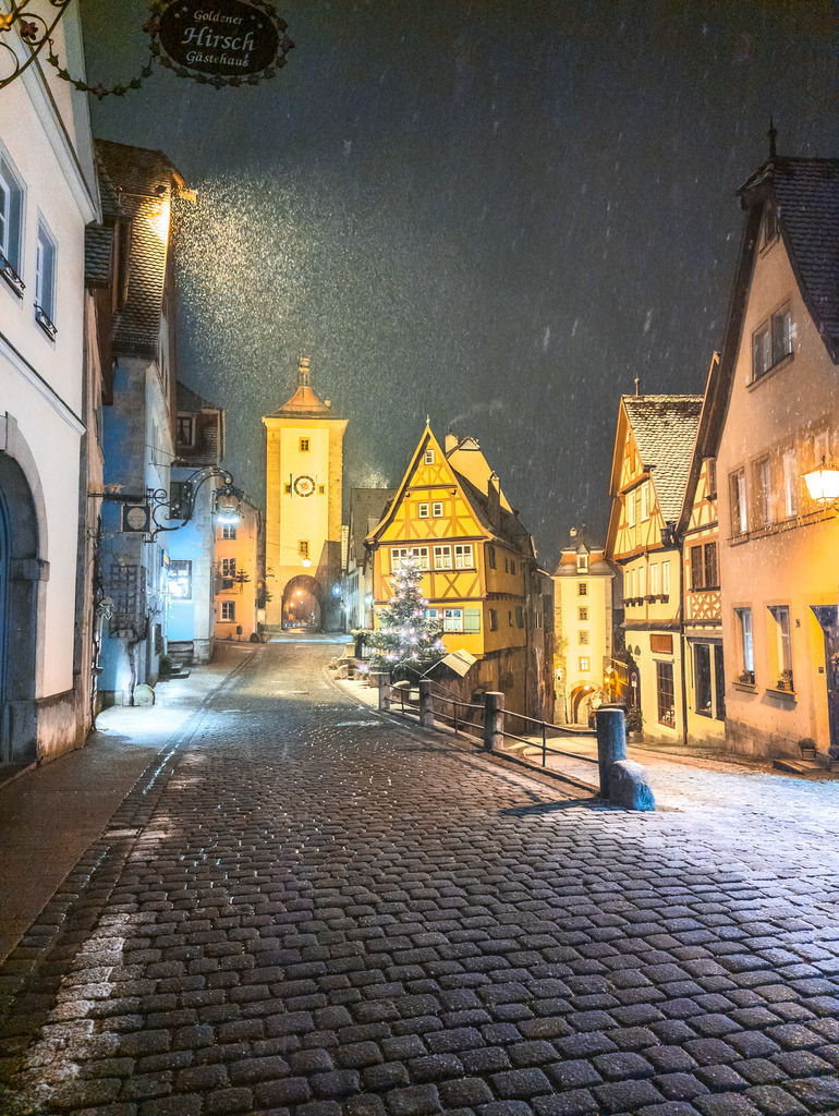 PXL_20231127_175143619 (2) | Rothenburg ob der Tauber. Nur hier gibt es Exklusive und passend zur Jahreszeit Ihr Wandbild, T-Shirt, Tasse und alles was das Rothenburg Herz begehrt. - Realisiert mit Pictrs.com