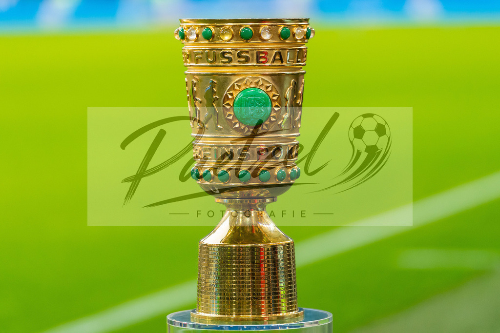 HSVSCF20220419_415 | Fussball, Herren: . Die DFB-Pokal Trophaee beim DFB-Pokal-Halbfinalspiel zwischen Hamburger SV und SC Freiburg im Volksparkstadion am 19.04.2022 in Hamburg, Deutschland.DFB / DFL REGULATIONS PROHIBIT ANY USE OF PHOTOGRAPHS AS IMAGE SEQUENCES AND/OR QUASI-VIDEO. - Realisiert mit Pictrs.com