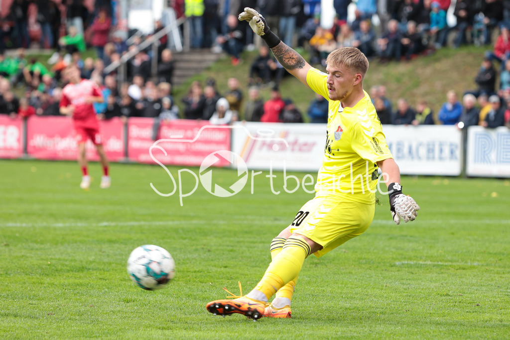 TSV Aubstadt - FC Bayern Amateure | Lukas Wenzel (TSV #20) am Ball