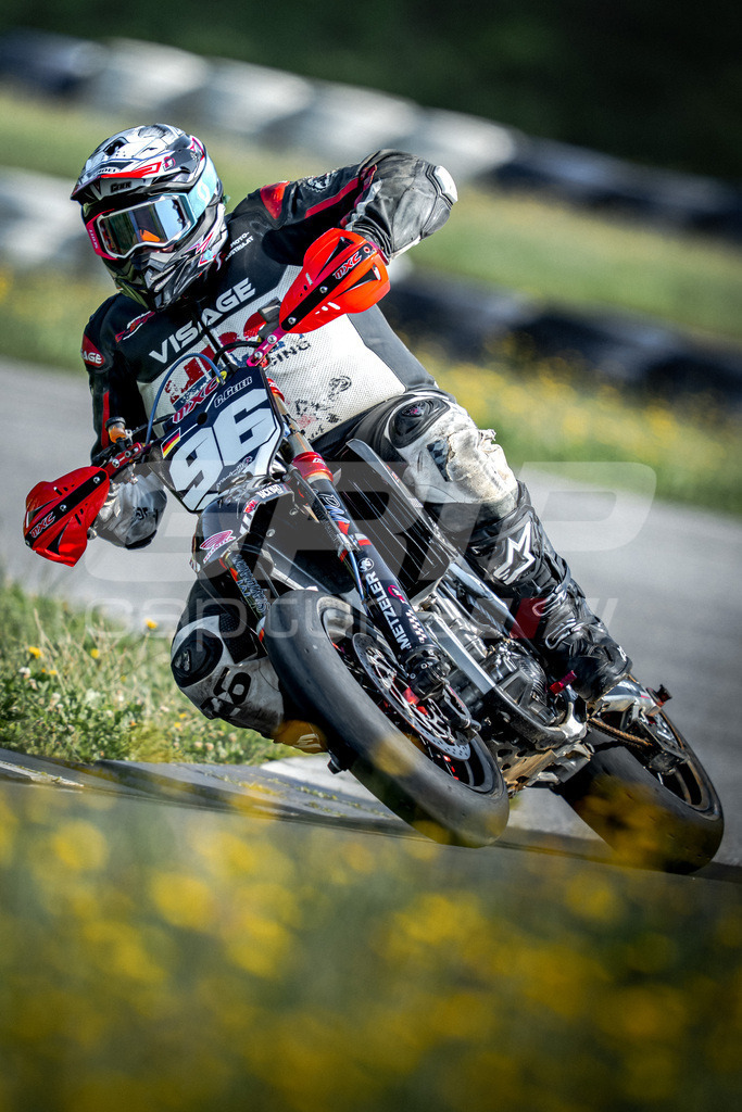 G-Cup + Supermoto Staatsmeisterschaft + Hungarian Supermoto Championship | GRIPcapture steht für authentische Sportfotografie in Österreich – für Momente, die mehr sind als Geschwindigkeit oder Ergebnis. Es geht um Emotion, Spannung, Fokus und den Augenblick, der oft nur einen Wimpernschlag dauert.Ob Motorsport, Teamsport oder 