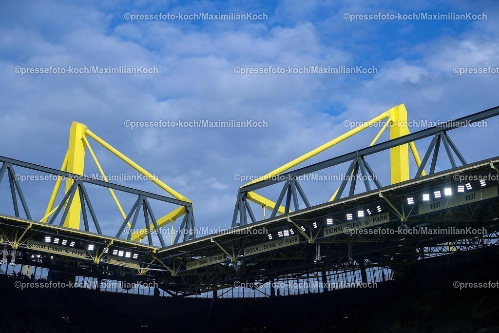 BVB08022502118 | 08.02.2025, Fußball, Borussia Dortmund - VfB Stuttgart, 1. Fußball Bundesliga, 21. Spieltag, Signal Iduna Park, Saison 2024 2025: Die Gelben Balken des Stadions Tribüne vor blauem HimmelDFB regulations prohibit any use of photographs as image sequences and or quasi-video.