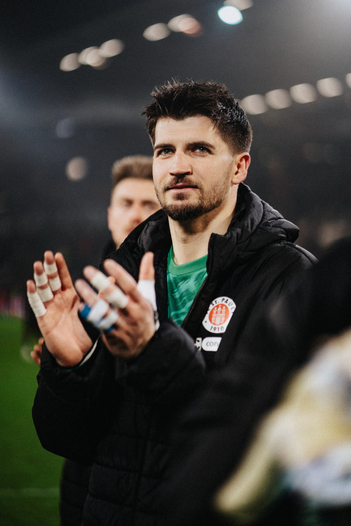 HEV06723 | Der offizielle Shop für FC St. Pauli Fotos. Wähle aus Spielszenen & Fanmomenten dein FCSP Wunschformat. Wir liefern Millerntor-Atmosphäre.
