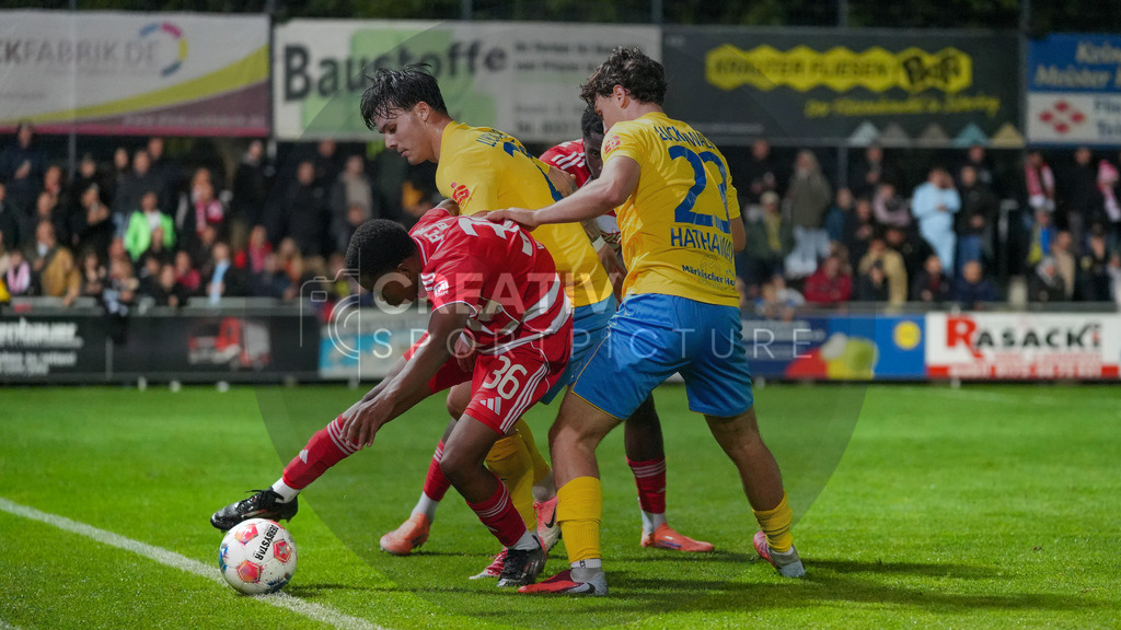Fußball, Herren, Saison 2025/2026, Testspiel, Freundschaftsspiel, FSV 63 Luckenwalde vs. 1.FC Union Berlin, Mittwoch 08.10.2025, Werner-Seelenbinder-Stadion Luckenwalde, | Fußball, Herren, Saison 2025/2026, Testspiel, Freundschaftsspiel, FSV 63 Luckenwalde vs. 1.FC Union Berlin, Mittwoch 08.10.2025, Werner-Seelenbinder-Stadion Luckenwalde, Im Bild: v.l. Sadou Barry (Union), Matthew Meier (Luckenwalde) und Max Hathaway (Luckenwalde) - Realisiert mit Pictrs.com