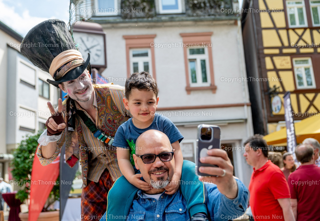 DSC_1211 | bbe, 6.5.2023, Kunstmeile und verkaufsoffener Sonntag, Bensheim, Innenstadt, Stelzenläufer unterwegs, ,, Bild: Thomas Neu