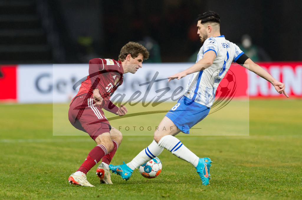 BSCFCB20220123_275 | Fussball, Herren: Thomas Mueller (FC Bayern Muenchen) und Suat Serdar (Hertha BSC) im Zweikampf bei dem Spiel der 1. Bundesliga zwischen Hertha BSC und FC Bayern Muenchen im Olypiastadion am 23.01.2022 in Berlin, Deutschland.DFB / DFL REGULATIONS PROHIBIT ANY USE OF PHOTOGRAPHS AS IMAGE SEQUENCES AND/OR QUASI-VIDEO. - Realisiert mit Pictrs.com