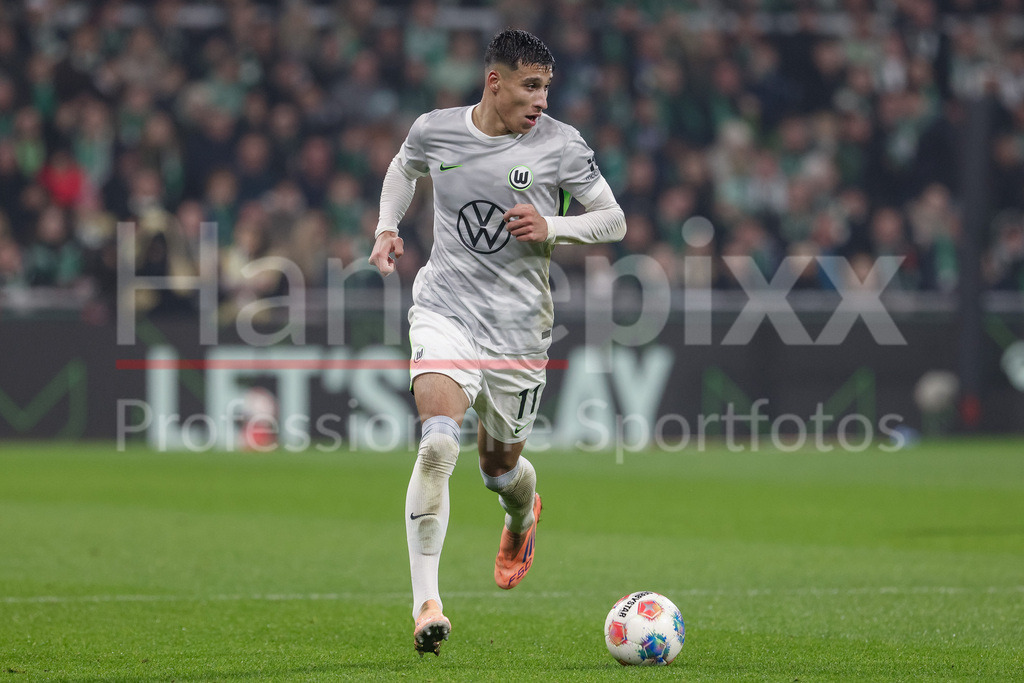 Fussball, Bundesliga, SV Werder Bremen - VfL Wolfsburg | Adam Daghim (VfL Wolfsburg, 11) am Ball, Freisteller, Einzelbild, Ganzkörper, Aktion, Action, Spielszene, DIE DFL-RICHTLINIEN UNTERSAGEN JEGLICHE NUTZUNG VON FOTOS ALS SEQUENZBILDER UND/ODER VIDEOÄHNLICHE FOTOSTRECKEN. DFL REGULATIONS PROHIBIT ANY USE OF PHOTOGRAPHS AS IMAGE SEQUENCES AND/OR QUASI-VIDEO.