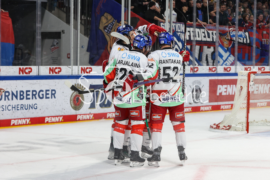 Nürnberg ICE Tigers - Augsburger Panther | Jubel der Panther nach dem Treffer zum 1-2 durch Anrei HAKULINEN (AEV #94) / Freude / Tor / Torschuetze / DEL Retro Game