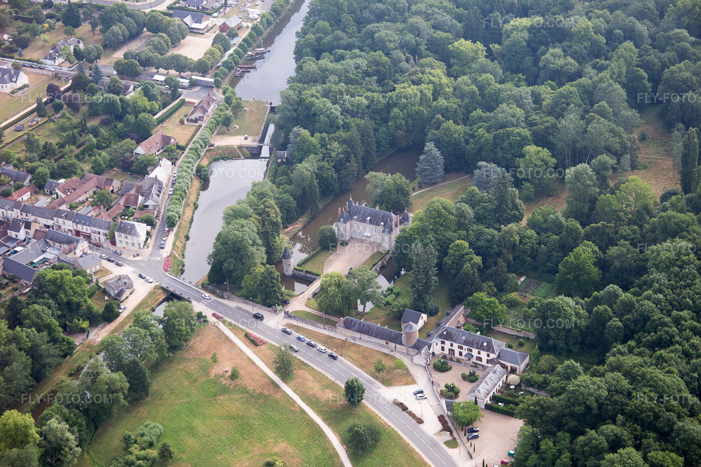 Aerial view: View of the town in Vitry-aux-Loges in the state Loiret, France. – Photo: IMG_082560.jpg taken on 06/21/2015 by Werner Riehm/FLY-FOTO.com – Resolution of the original: 5472 x 3648 px