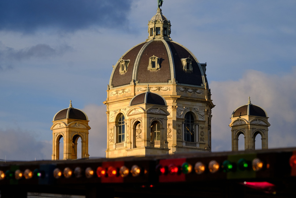 Blick auf das Naturhistorisches Museum | Wien, Austria - November 18, 2025: Blick auf das Naturhistorisches Museum mit Weihnachtsbeleuchtung im Abendlicht. - Realisiert mit Pictrs.com