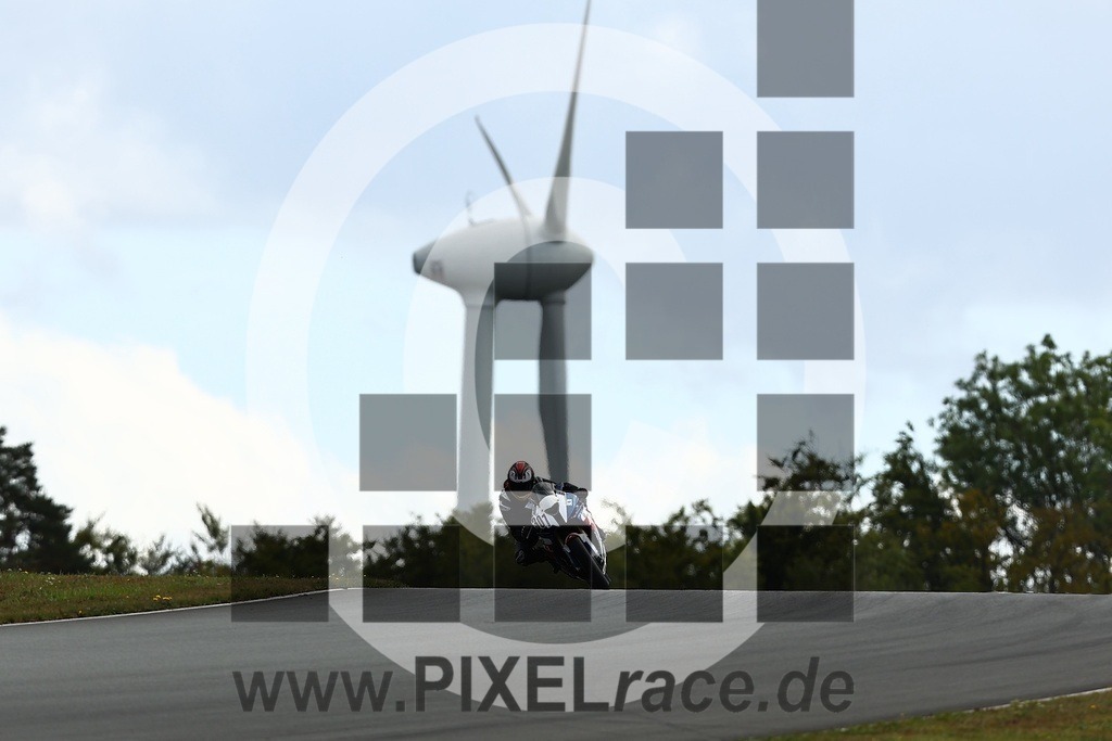 0307-20250915_01056 | Schöne Erinnerungen an spannende Momente - das festzuhalten ist unser Job. PIXELrace.de ist seit 2003 auf den Rennstrecken Europas unterwegs um die Action draußen beim Fahren und die wunderbare Stimmung imm Fahrerlager für euch einzufangen.