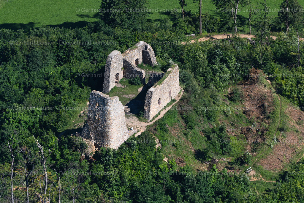 4033676 | EBRINGEN 30.06.2020 Ruine und Mauerreste der ehemaligen Burganlage und Feste " Burgruine Schneeburg " im Ortsteil Sankt Georgen in Ebringen im Bundesland Baden-Württemberg, Deutschland. // Ruins and vestiges of the former castle and fortress " Burgruine Schneeburg " in the district Sankt Georgen in Ebringen in the state Baden-Wurttemberg, Germany. Foto: Gerhard Launer