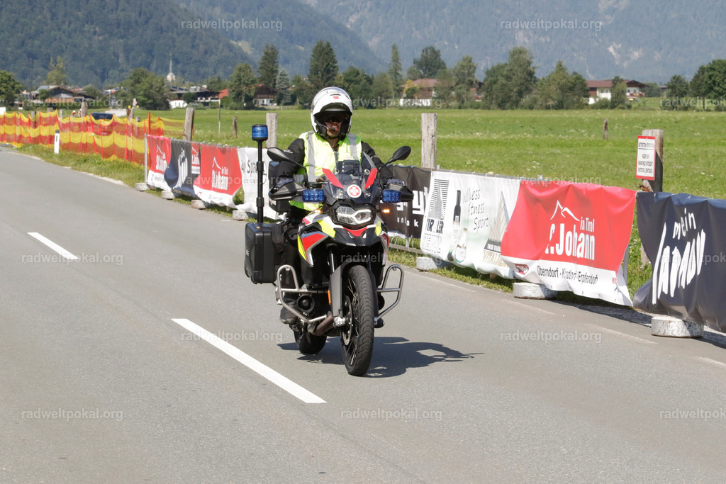 1173_20230817_Bewerb_Maenner_Muehlanger | AUT - OESTERREICH, 2023-08-16: SPORT RENNRAD-FAHREN - 55. INTERNATIONALER RADWELTPOKAL IN ST. JOHANN IN TIROL  - Vintage-Radrennen mit WM-Bronze-Medaillen-Siegerin Christina Schweinberger, den Teilnehmer und Alexander Baumann (vom Orginastions-Team) - TAG 2 BEWERB MAENNER IN SECHS GRUPPEN  ; Foto: Roland Muehlanger
