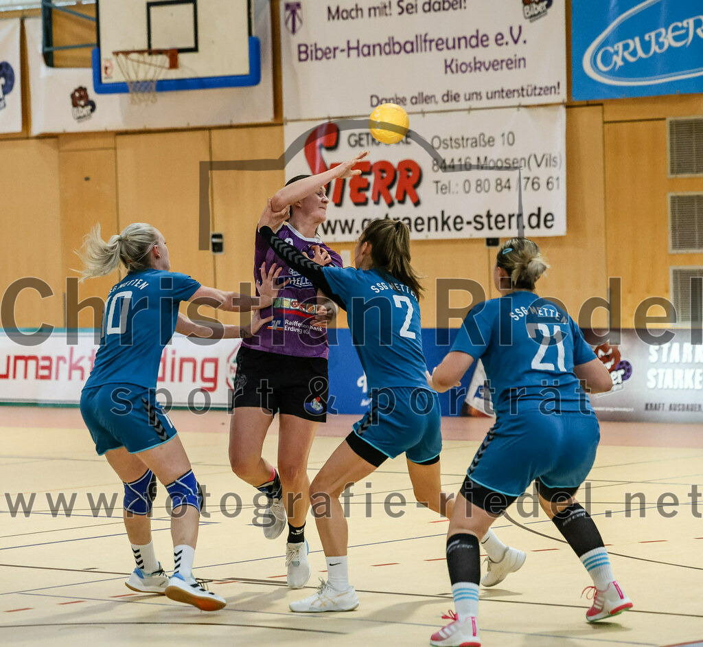 2024-02-24_029_SpVgg_Altenerding_gegen_SSG_Metten_Frauen | Erding, Deutschland, 24.02.2024:
Handball, Bezirksoberliga Frauen Altbayern 2023 / 2024, 15. Spieltag, SpVgg Altenerding gegen SSG Metten, Endergebnis: 32:28

Lena Steininger (SSG Metten, #10), Janina Konrad (SpVgg Altenerding, #2), Paula Gäck (SSG Metten, #2), Milena Niewöhner (SSG Metten, #21)

Foto: Christian Riedel / fotografie-riedel.net