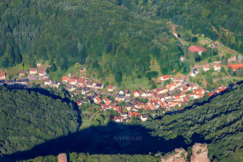 Luftbild: Blick aus Osten von der Ruine Scharfenberg ins Dorf im Ortsteil Bindersbach in Annweiler im Bundesland Rheinland-Pfalz in Deutschland. Foto: IMG_30946.jpg vom 07.08.2010 durch Werner Riehm/FLY-FOTO.de