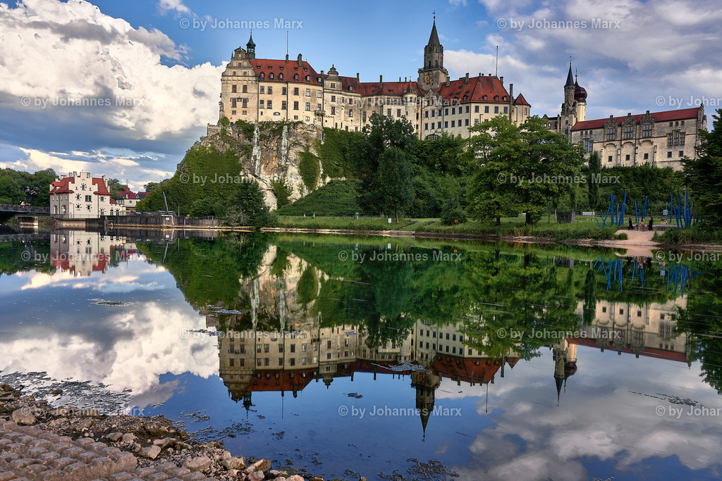 Wie im Märchen-Schloss Sigmaringen vom Ufer der jungen Donau | Professionelle Landschaftsfotografie, Inneneinrichtung, Kunst für Ihre Wohnung, Kanzlei, Praxis oder als Geschenk. Aussuchen und einfach liefern lassen. Raumgestaltungsberatung auf Anfrage. - Realisiert mit Pictrs.com