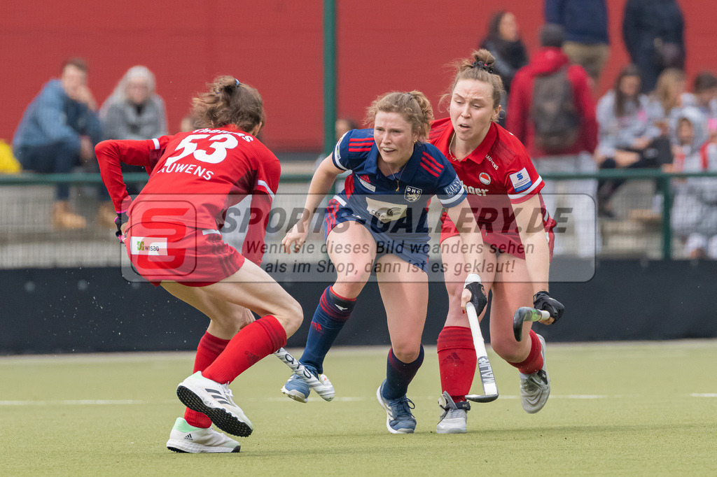 HK_20230416_107069 | 1. Bundesliga Damen Düsseldorfer HC - Rot-Weiss Köln am 16.4.2023 DHC Düsseldorf, Düsseldorf , Lea Thomas ( Rot-Weiss Köln #35 ) , Maike Schaunig ( Düsseldorfer HC #21 )
