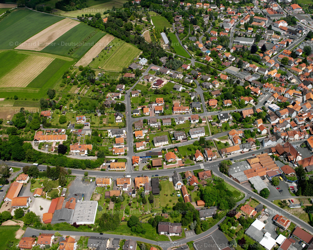 2615592 | SCHLITZ 09.06.2006 Wohngebiet einer Einfamilienhaus- Siedlung  in Schlitz im Bundesland Hessen, Deutschland // Single-family residential area of settlement  in Schlitz in the state Hesse, Germany Foto: Gerhard Launer