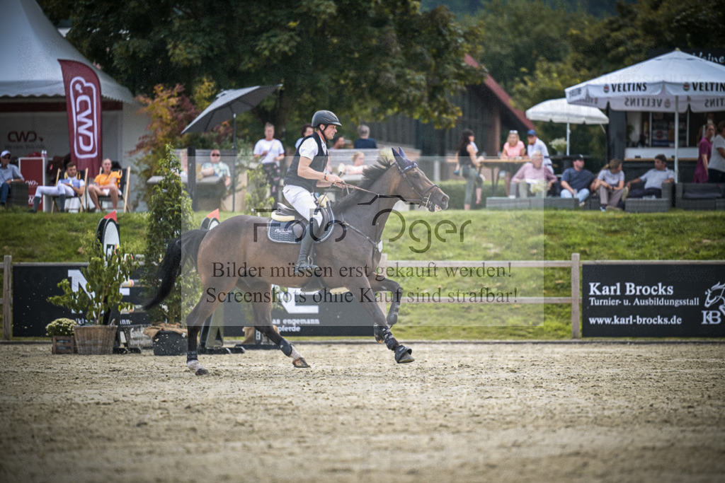 DOS_2218 | Entdecke hochwertige Reitturnierfotos von Foto Oger. Professionell, emotional und authentisch – jetzt Lieblingsmomente im Shop bestellen.Deutschlandweite Turnierfotografie. - Realisiert mit Pictrs.com