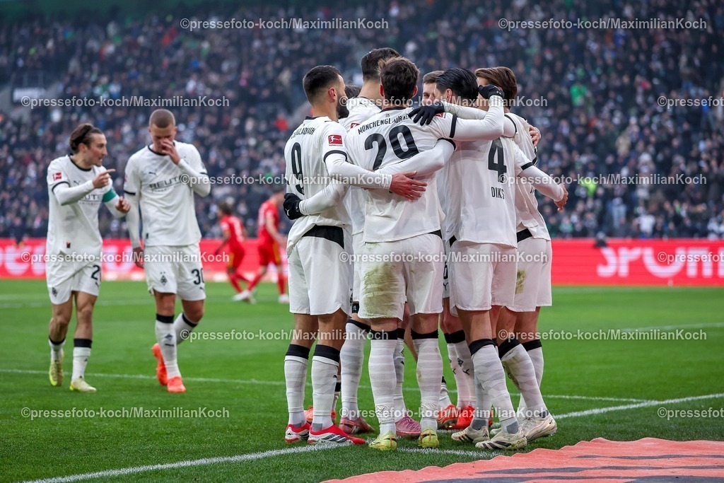BMG11012601039 | 11.01.2026, Fußball, Borussia Mönchengladbach - FC Augsburg, 1. Fußball Bundesliga, 16.Spieltag, Borussia-Park, Saison 2025 2026: Torjubel nach dem Tor zum 2:0 durch Torschütze Kevin Diks&nbsp;(Borussia Mönchengladbach #04)  zusammen mit Florian Neuhaus&nbsp;(Borussia Mönchengladbach #10) Joe Scally&nbsp;(Borussia Mönchengladbach #29) Franck Honorat&nbsp;(Borussia Mönchengladbach #09)   DFB regulations prohibit any use of photographs as image sequences and or quasi-video.