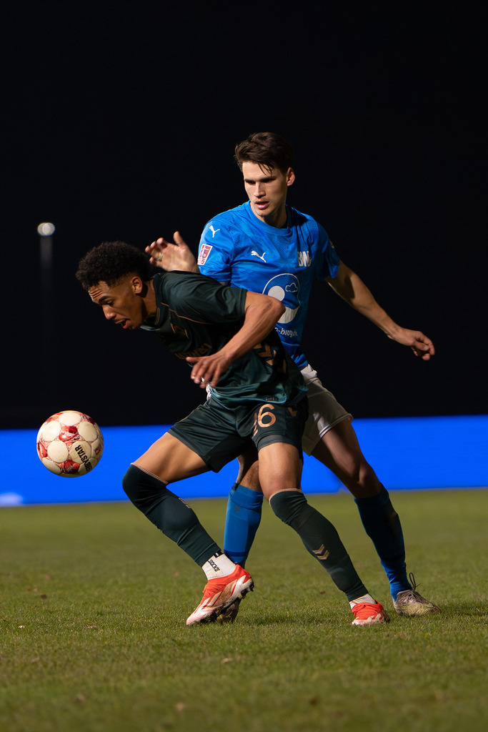 Fußball I Herren I Saison 2025-2026 I Regionalliga Nord I 25. Spieltag I TuS Blau-Weiß Lohne - Werder Bremen II I 5778 | Paul Bright Max Erevbenagie (16, SV Werder Bremen II) und Niklas Tepe (25, TuS BW Lohne) - Realisiert mit Pictrs.com