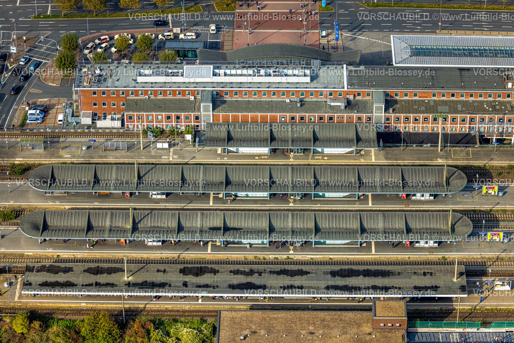 Bochum241016367 | Luftbild, Hauptbahnhof Bochum Hbf, Bahnsteig und Bahnhofsvorplatz mit Bahnhofsgebäude, Südinnenstadt, Bochum, Ruhrgebiet, Nordrhein-Westfalen, Deutschland