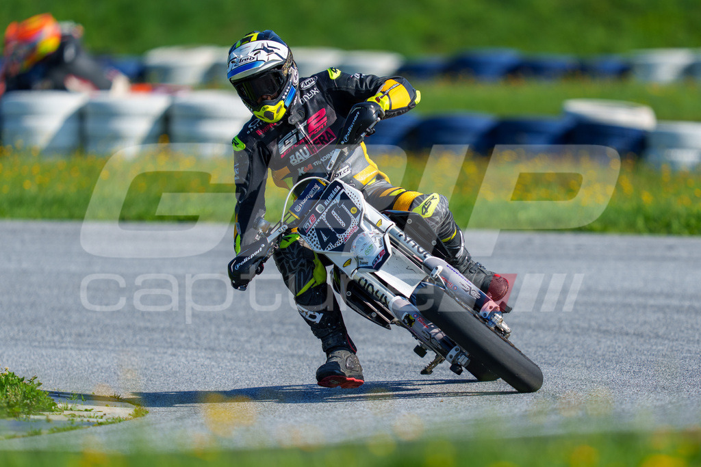 SuperMoto_Staatsmeisterschaft_Greinbach_076 | GRIPcapture steht für authentische Sportfotografie in Österreich – für Momente, die mehr sind als Geschwindigkeit oder Ergebnis. Es geht um Emotion, Spannung, Fokus und den Augenblick, der oft nur einen Wimpernschlag dauert.Ob Motorsport, Teamsport oder 