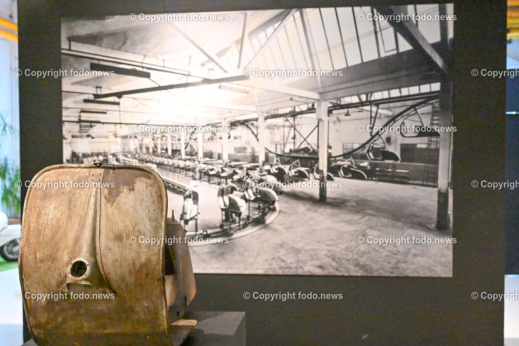 Italien_ Toskana_ Provinz Pisa_ Pontedera_ Vespa_ 29.05.2024-91 | 29.05.2024, Italien, ITA, Toskana, Pontedera im Bild Piaggio, Vespa, Museum

Piaggio ist ein italienischer Fahrzeughersteller mit Sitz in Pontedera. Das Unternehmen produziert verschiedene Mofas und Motorroller, unter anderem die Vespa, das Lastendreirad Ape sowie den Kleintransporter Porter. Zum Konzern gehören auch die Motorradmarken Aprilia, Derbi, Gilera, Laverda und Moto Guzzi. 
Quelle: Wikipedia