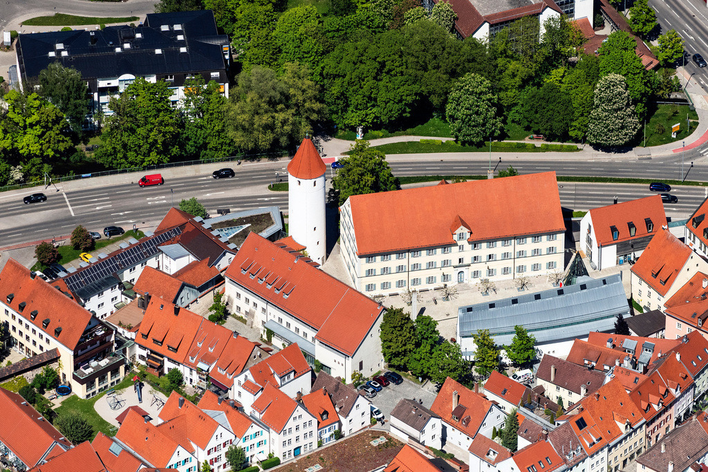 dr__0064336.jpg | KAUFBEUREN 01.06.2021 Gebäudekomplex des Weiterbildungs- und Bildungszentrums VHS und Kunsthaus in Kaufbeuren im Bundesland Bayern, Deutschland. // Building complex of the education and training center VHS and Kunsthaus in Kaufbeuren in the state Bavaria, Germany. Foto: Daniel Reiter