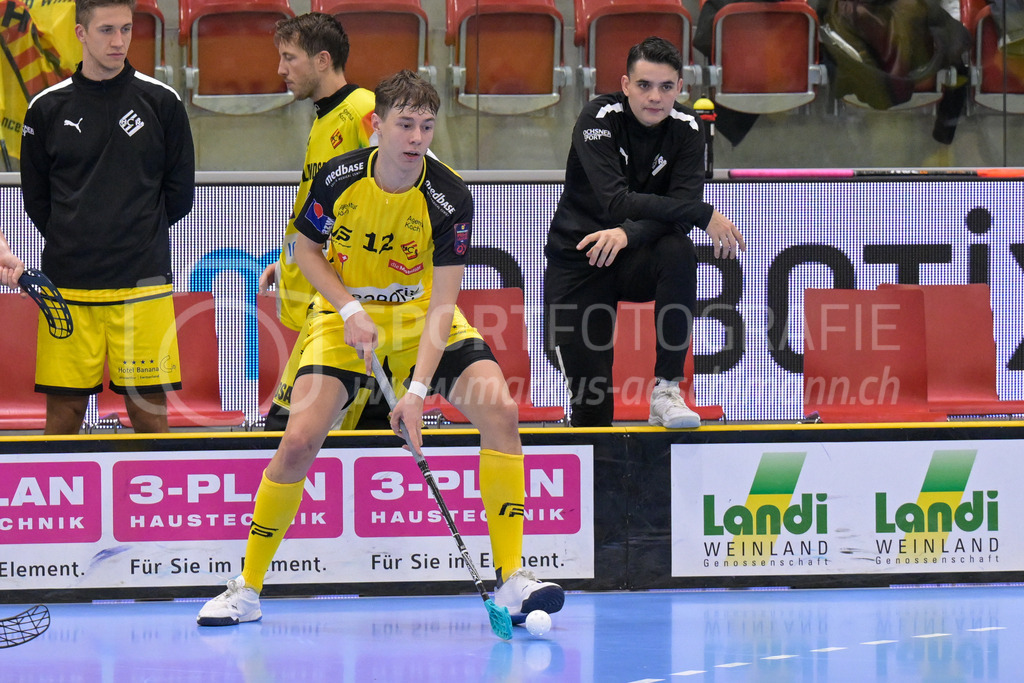 HC Rychenberg vs UHC Uster - 14. October 2022 | HC Rychenberg vs UHC Uster
AXA Arena, Winterthur
Severin Ott (#12 HC Rychenberg), hinten Flemming Kühl (#17 HC Rychenberg), Pascal Meier (#30 HC Rychenberg) und Marco Eyer (#71 HC Rychenberg).
Bild: Sportfotografie Markus Aeschimann | www.markus-aeschimann.ch - Realisiert mit Pictrs.com