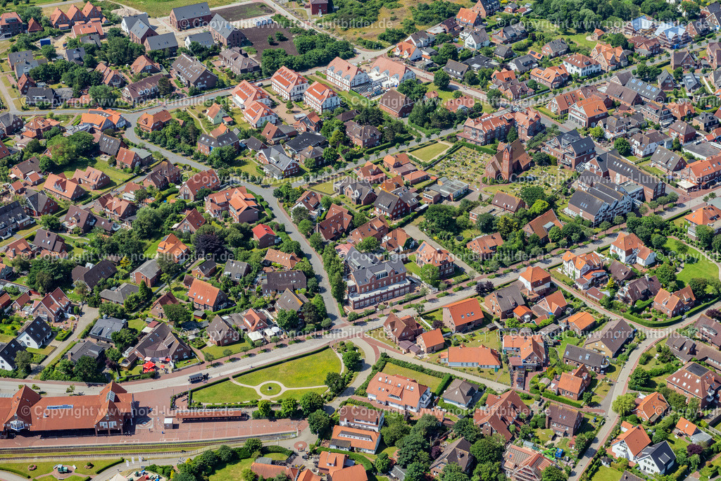 Langeoog_ELS_6130250622 | LANGEOOG 25.06.2022 Inselbereich Langeoog mit dem Ortskern in Langeoog im Bundesland Niedersachsen, Deutschland. // Island area Langeoog with the village center in Langeoog in the state Lower Saxony, Germany. Foto: Martin Elsen