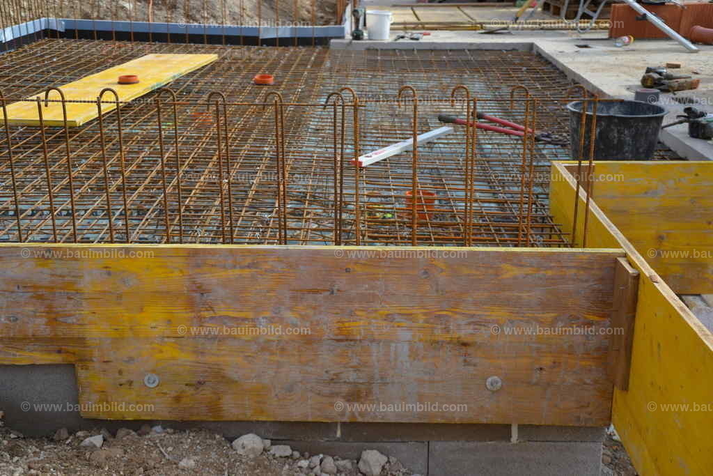 Betonierfertige Bodenplatte | Mit Schaltafeln abgeschalte Fundamentplatte mit Armierung und Fugenband