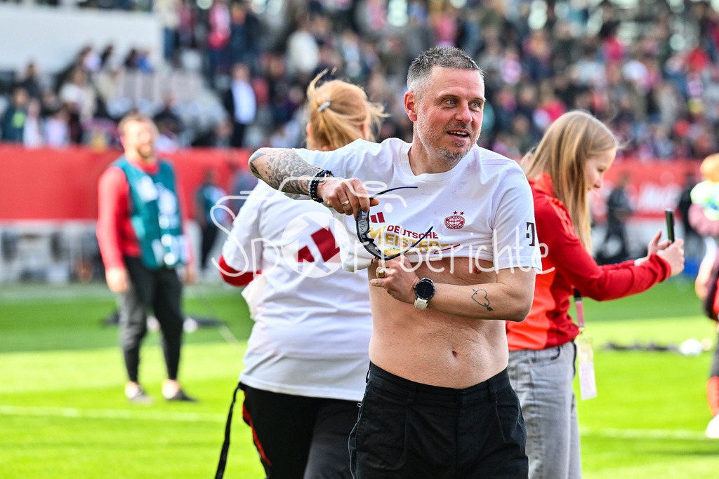 FC Bayern München - SC Freiburg | Die Spielerinnen des FC Bayern feiern die Meisterschaft nach dem Heimsieg gegen den SC Freiburg / Frauen Bundesliga: FC Bayern Muenchen - SC Freiburg, FC Bayern Campus am 27.04.2025 / Alexander STRAUS Trainer FC Bayern Muenchen Frauen wechselt sein Shirt nach einer Bierdusche