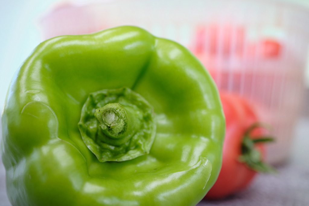 Korb mit geernteten roten Tomaten und einer grünen Paprika | Burgenland, Austria - July 23, 2023: Korb mit geernteten roten reifen Tomaten und einer grünen Paprika im Vordergrund. - Realisiert mit Pictrs.com