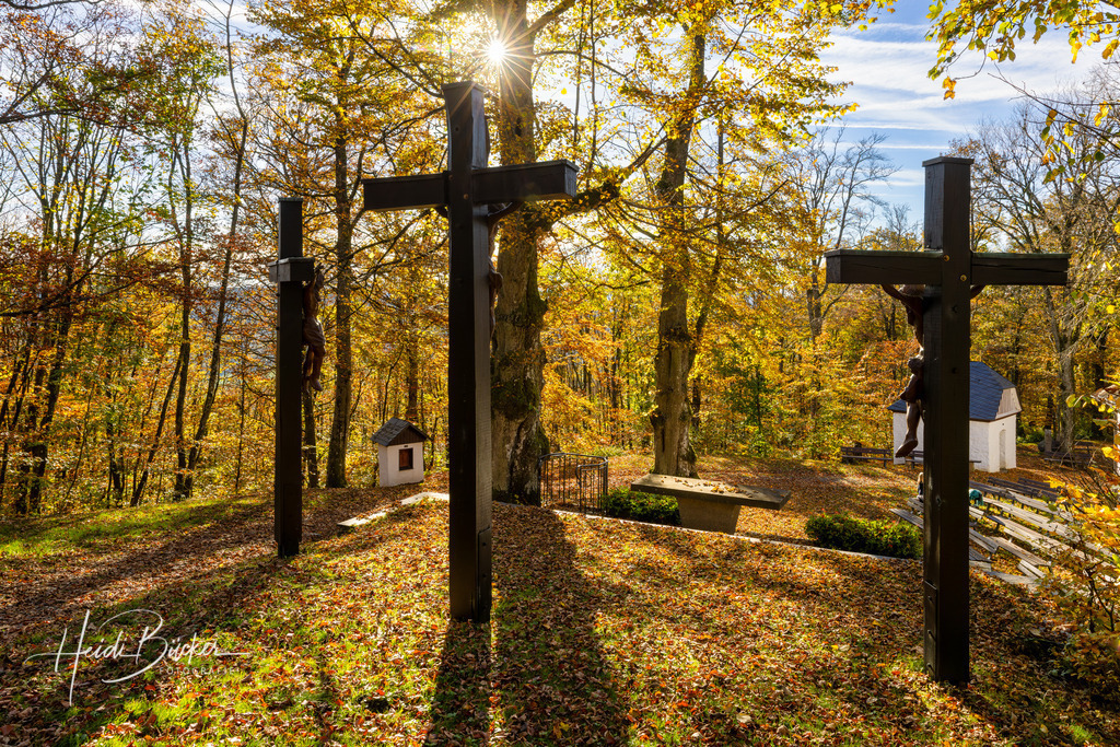 Kreuzigungsgruppe auf dem Wilzenberg | Kreuzigungsgruppe auf dem Wilzenberg im Herbst - Realisiert mit Pictrs.com