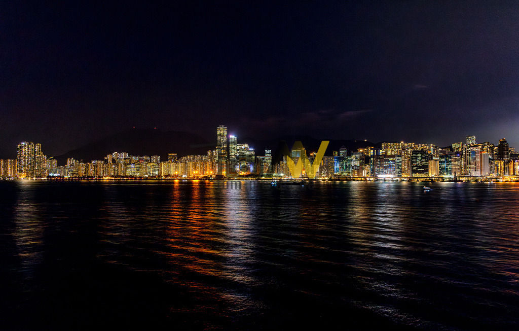 Die Skyline von Hongkong strahlend hell erleuchtet------II | Die Abbildung zeigt die Skyline von Hongkong bei Nacht, aufgenommen über dem Victoria Harbour. Hongkong ist eine Metropole und Sonderverwaltungszone an der Südküste Chinas. Die Stadt ist bekannt für ihre beeindruckende Skyline mit einer sehr hohen Anzahl an Wolkenkratzern. Der Victoria Harbour trennt die Halbinsel Kowloon vom nördlichen Ufer von Hong Kong Island, wo sich das historische und ökonomische Zentrum befindet.  - Realisiert mit Pictrs.com