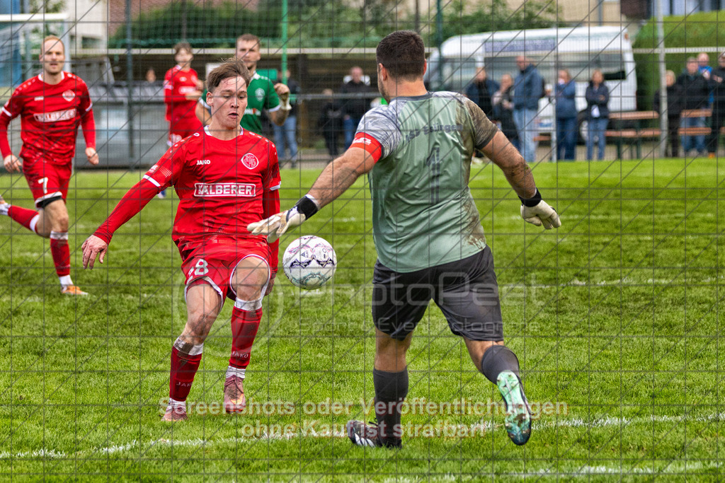 20261011_162237_0392-Bearbeitet_(c)_by_PhotoPeet | Marvin Herbinger (1.FC Donzdorf #28) und Torspieler Thomas Grupp (KSG Eislingen #01)KSG Eislingen (grün) vs. 1.FC Donzdorf (rot), Fußball, Bezirksliga - Bezirk Neckar/Fils, 07. Spieltag, Saison 2026/2027, Rasensportplatz, Albstraße 69, 73054 Eislingen, 11.10.2026 - 15:00 Uhr,Foto: PhotoPeet / Sport- &amp; Eventfotografie / Peter Harich