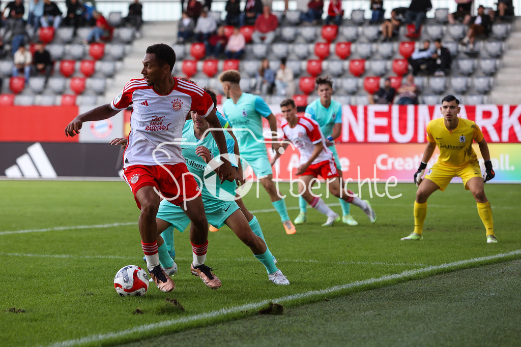 FC Bayern Muenchen U19 - TSV 1860 Muenchen U19 | Vincent MANUBA (FCB #2) im Duell mit Matthias ROITHMAYR (TSV #7) / Zweikampf