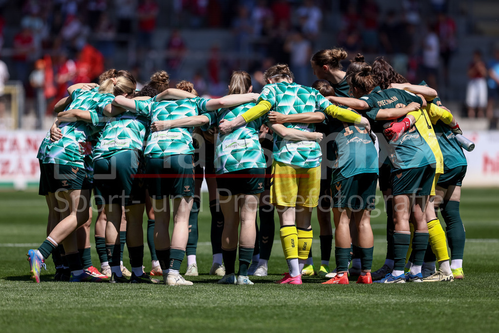 Fussball, Google Pixel Frauen-Bundesliga, SC Freiburg - SV Werder Bremen | Spielerinnen des SV Werder Bremen schwören sich mit einem Mannschaftskreis ein, Teamkreis, Ansprache, Motivation, DIE DFB-RICHTLINIEN UNTERSAGEN JEGLICHE NUTZUNG VON FOTOS ALS SEQUENZBILDER UND/ODER VIDEOÄHNLICHE FOTOSTRECKEN. DFB REGULATIONS PROHIBIT ANY USE OF PHOTOGRAPHS AS IMAGE SEQUENCES AND/OR QUASI-VIDEO.