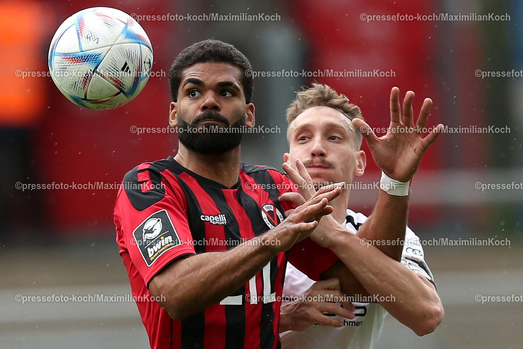 Koe3Liga22042302137 | 22.04.2023, Köln, Fußball, bwin 3. Liga Herren, Sportpark Höhenberg, 33. Spieltag, Saison 2022 2023, FC Viktoria Köln – FC Ingolstadt 04: Andre Becker von FC Viktoria Köln kämpft gegen Tobias Schröck von FC Ingolstadt  um den Ball . DFB regulations prohibit any use of photographs as image sequences and or quasi-video.
