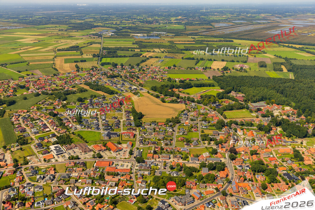 Übersichts Bild Esterwegen - Die Luftaufnahme wurde 2025 vom UL-Flugzeug heraus erstellt ( keine Drohnenaufnahme ) - Hochauflösende Luftaufnahme - für Wandbilder und großformatige Ausdrucke geeignet. Das besondere Geschenk!Hier alle&nbsp;Infos zur Lizenzierung der LuftaufnahmeWir fliegen auch dieses Jahr wieder in Ihre Region um Luftbilder zu erstellen.- Luftbild anfragen