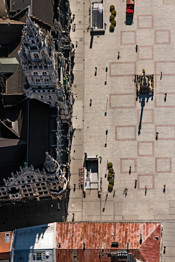 dr__0051890.jpg | MüNCHEN 23.04.2020 Platz- Ensemble Marienplatz am Rathaus während des Corona Lockdown im Innenstadt- Zentrum in München im Bundesland Bayern, Deutschland. // Ensemble space Marienplatz on Town Hall during the Corona Lockdown in the inner city center in Munich in the state Bavaria, Germany. Foto: Daniel Reiter