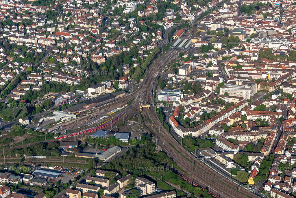 Luftbild: Streckenführung der Bahn- Kreuzung der Schienen- und Gleisanlagen der Deutschen Bahn in Neustadt an der Weinstraße im Bundesland Rheinland-Pfalz in Deutschland. Foto: IMG_120611.jpg vom 26.04.2020 durch Werner Riehm/FLY-FOTO.de