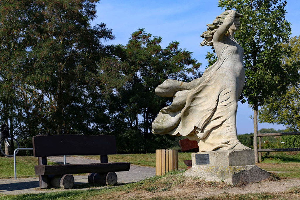 Foto: Leipzig - Penelope - Skulptur am Markkleeberger See | Das Team hinter BILDLEXIKON LEIPZIG bündelt historische wie aktuelle Informationen über die Stadt Leipzig in Text und Bild auf einer Plattform und stellt diese der interessierten Öffentlichkeit zur Verfügung.