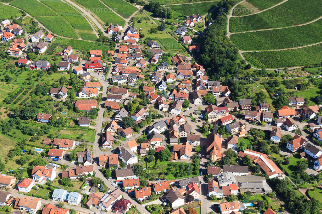 Luftbild: Dorfansicht von Nordwesten mit Kirche St. Matthäus im Ortsteil Eisental in Bühl im Bundesland Baden-Württemberg in Deutschland. – Foto: IMG_31371.jpg vom 09.08.2010 durch Werner Riehm/FLY-FOTO.de – Auflösung des Originals: 4752 x 3168 px