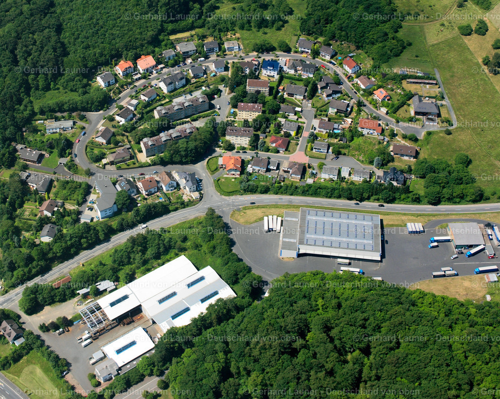 2610544 | MANDERBACH 09.06.2006 Von Wald und Forstgebieten umgebener Ortskern der Straßen und Häuser und Wohngebiete in Manderbach im Bundesland Hessen, Deutschland // Surrounded by forest and forest areas center of the streets and houses and residential areas in Manderbach in the state Hesse, Germany Foto: Gerhard Launer